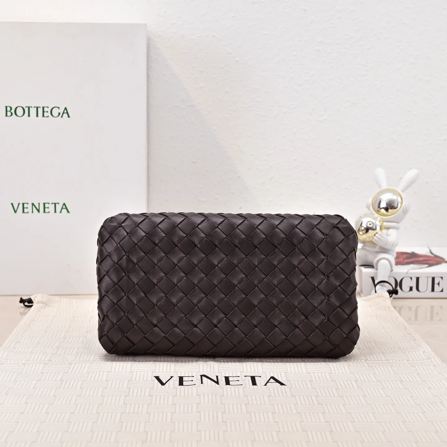 Batch 2060 BOTTEGA VENETA 2025 Autumn New Product Medium Parachuta The long-awaited new medium parachuta is here, with a unique appearance and iconic metal knots, and a whole piece of leather folds the four corners into a parachute shape! The exquisite Knot metal buckle is like putting jewelry on a bag. It is high-end and elegant. Its super capacity can hold all your things! The overall effect of this bag is very different from before. It is neither too delicate to provide a large capacity nor too bulky because of its practicality. It simply provides a perfectly suitable bag for casual and simple people👜 Style number: 5921 Size: 29.5*18.5*17.5cm